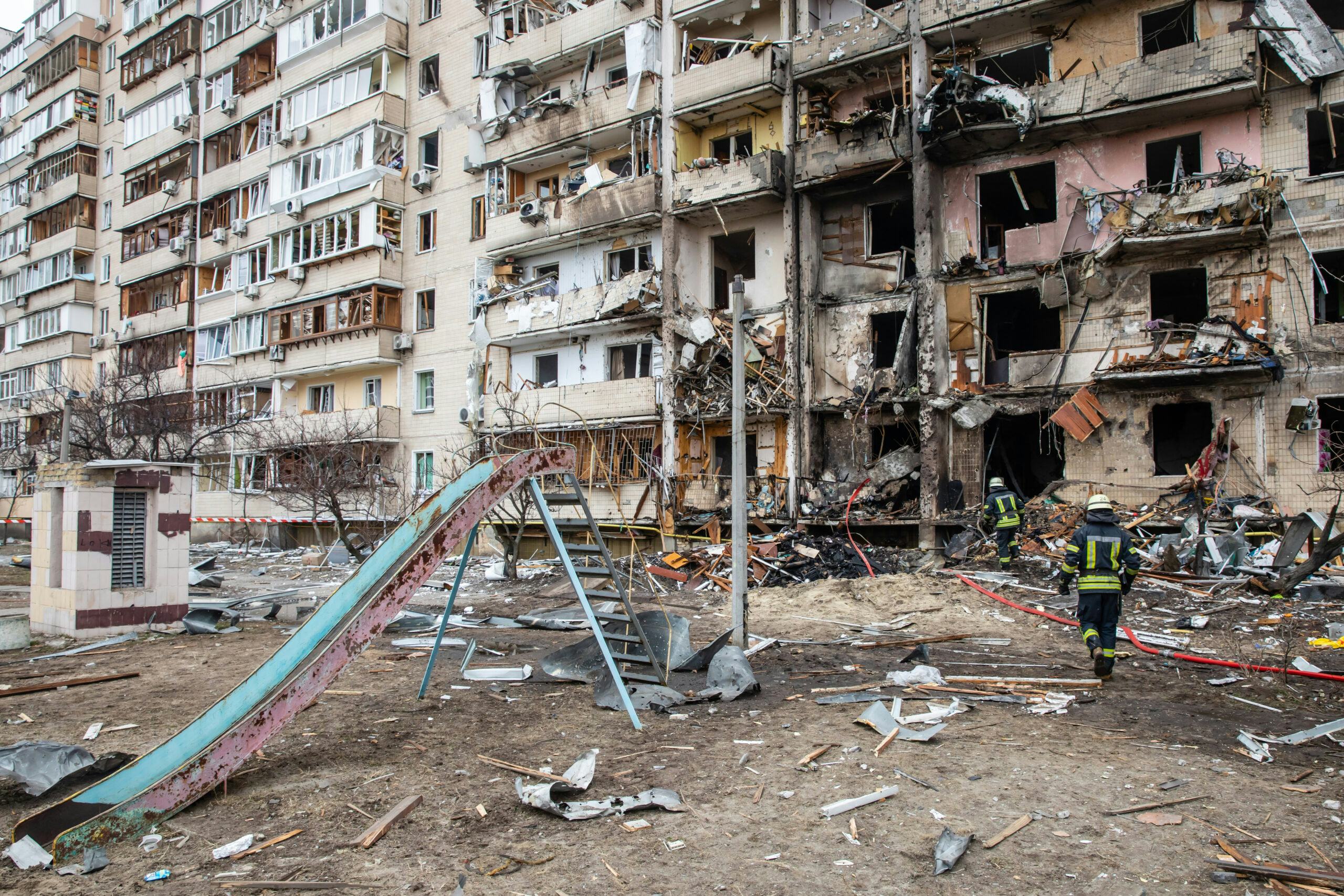 Verwoest woongebouw na een raketaanval in de  Oekrainse hoofdstad Kiev.  Beeld Shutterstock