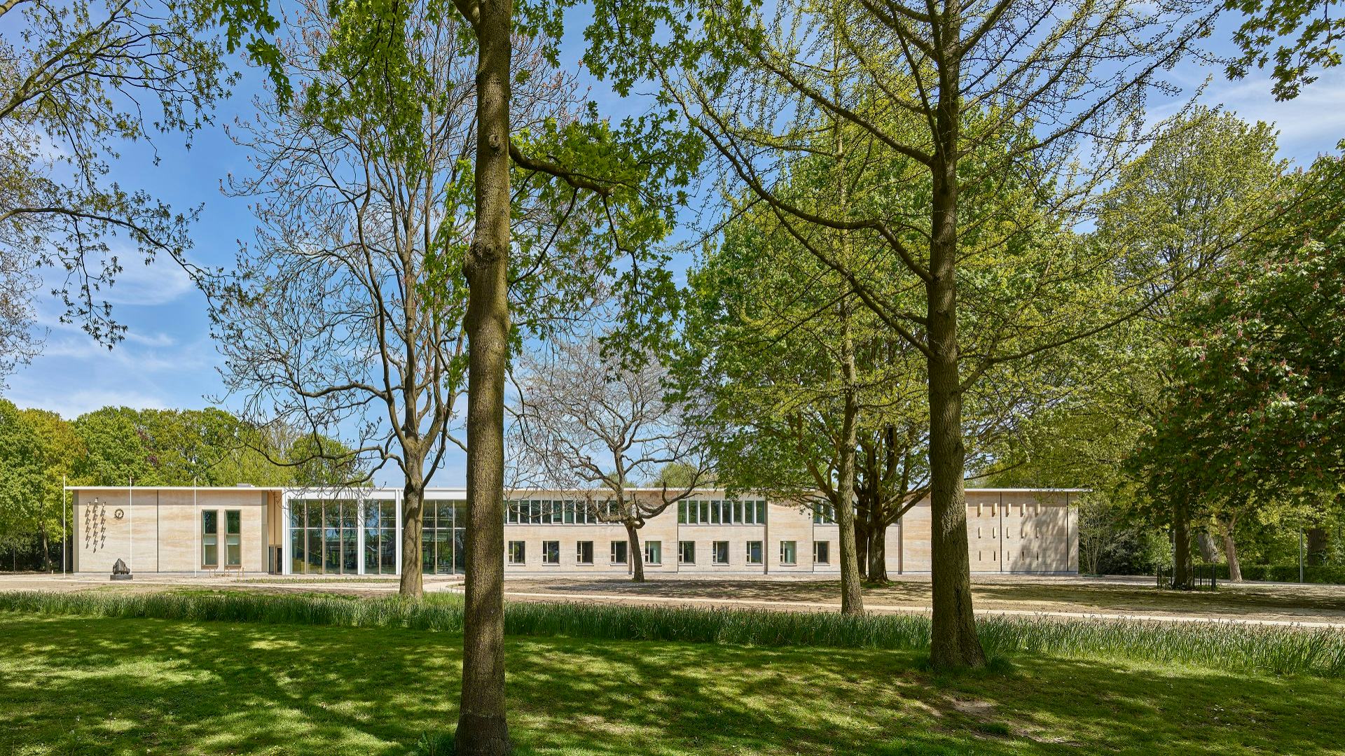 Het gemeentehuis van Voorst staat op een landgoed omringd door bomen. Beeld Joep Jacobs