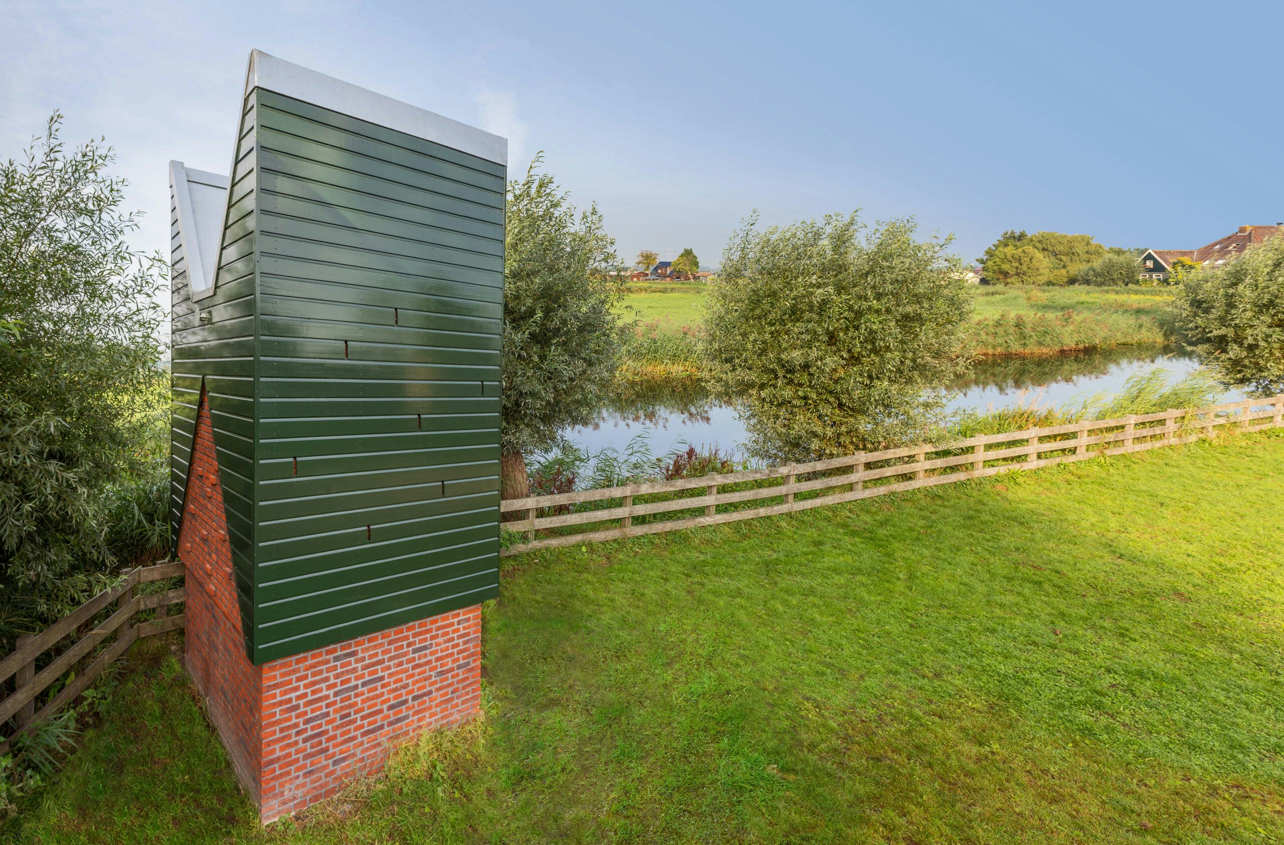 Aan de rand van het dorp: insectenrijke aanvliegroute en vrij van kunstlicht. Beeld Roos Aldershoff