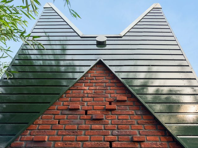 Natuurinclusieve architectuur vraagt om tijd: nu nog onbegroeid, in tien jaar stenen met mos en kleine plantjes. Beeld Roos Aldershoff