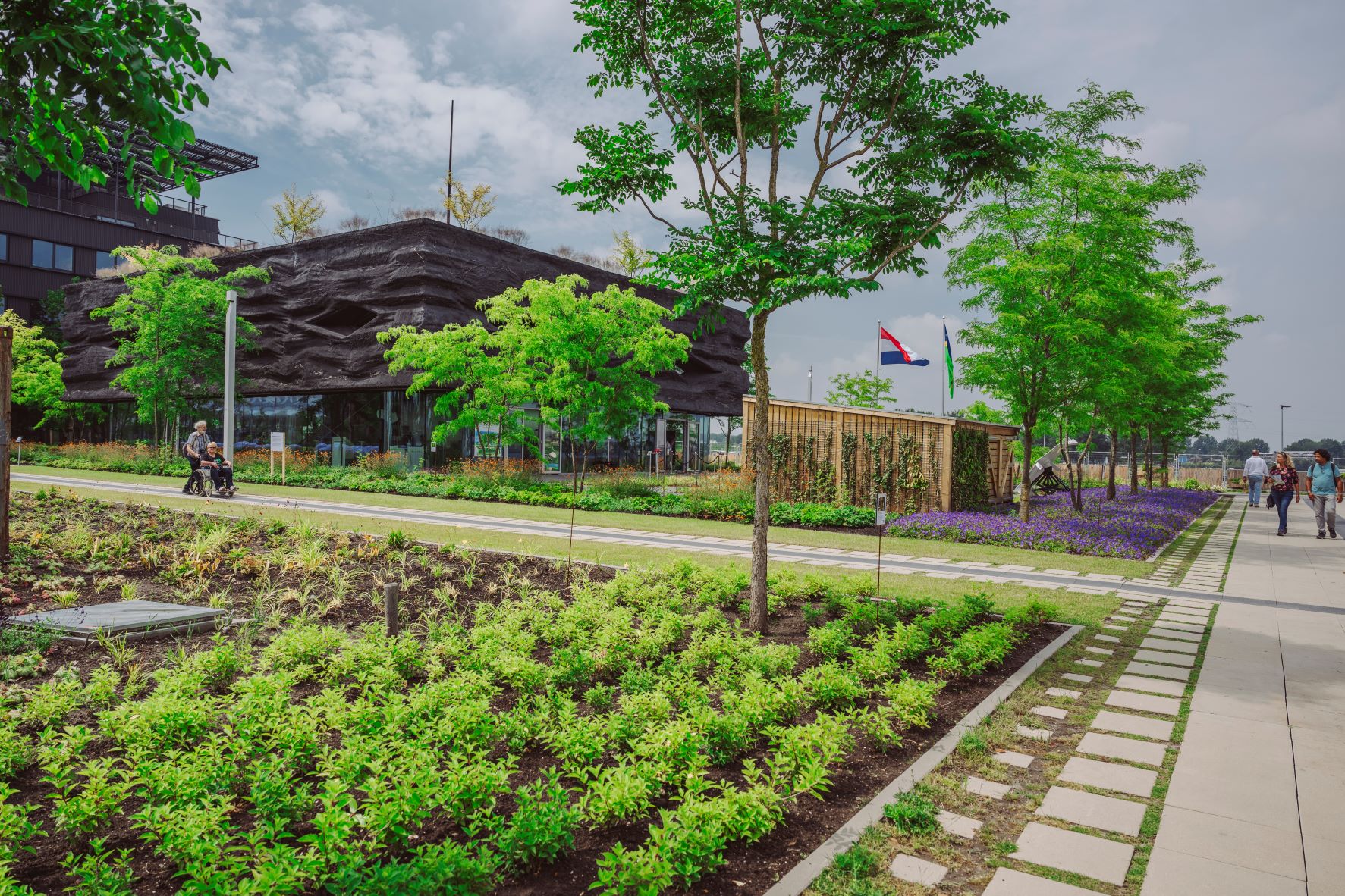 The Food Forum, ontworpen door DoepelStrijkers en op de voorgrond de infrastructuur van ZUS. 