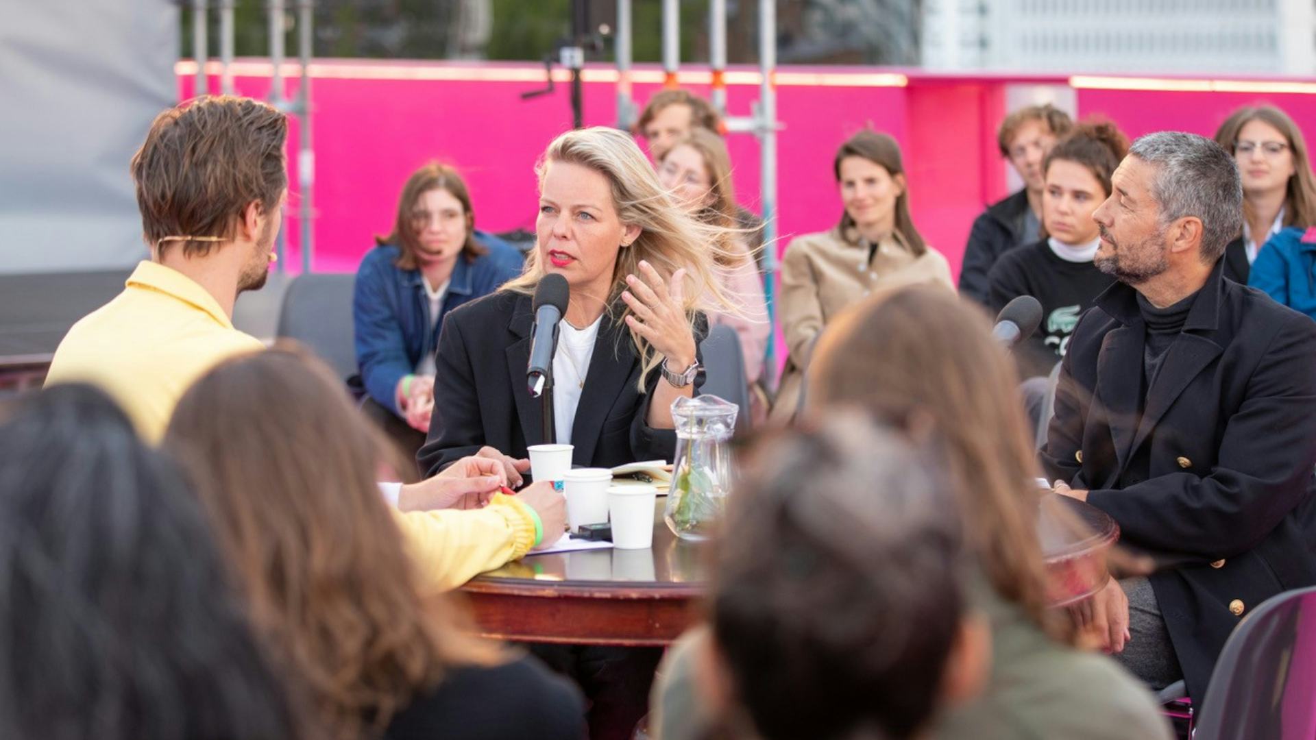 Mark Minkjan (RAvB) in gesprek met Jolijn Valk (BNA) en Ries Meertens( Coaching Creative Companies). Beeld Rhalda Jansen