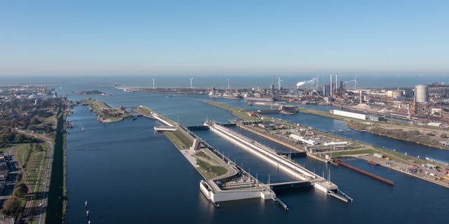 Zeesluis IJmuiden. Beeld Ossip van Duivenbode