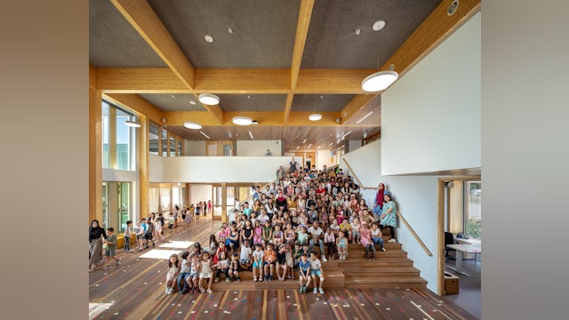 Hal met op de trap alle leerlingen van BS De Wereldburger, Amsterdam. Beeld Thijs Wolzak