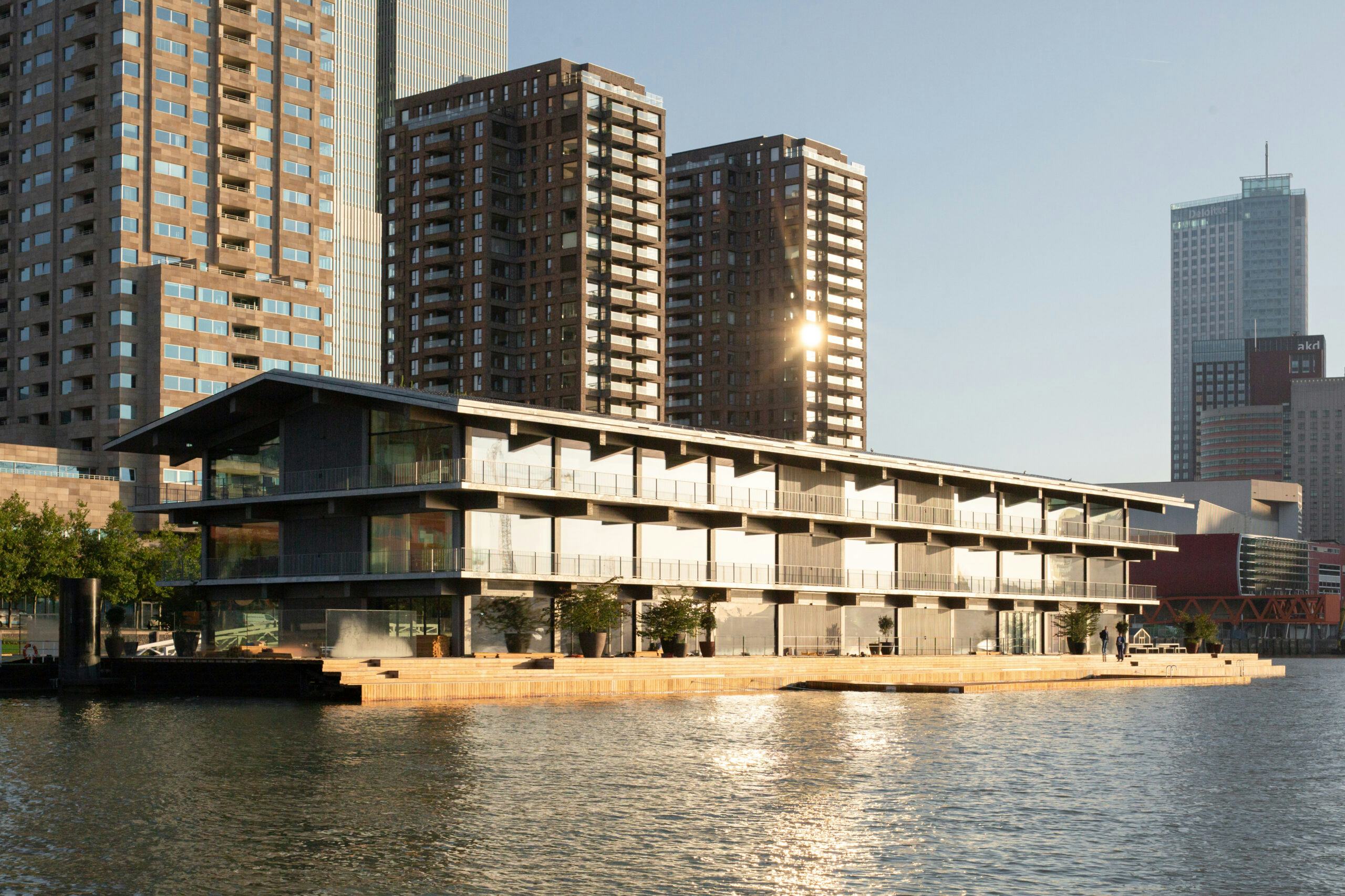 Floating Office Rotterdam. Beeld Marcel IJzerman