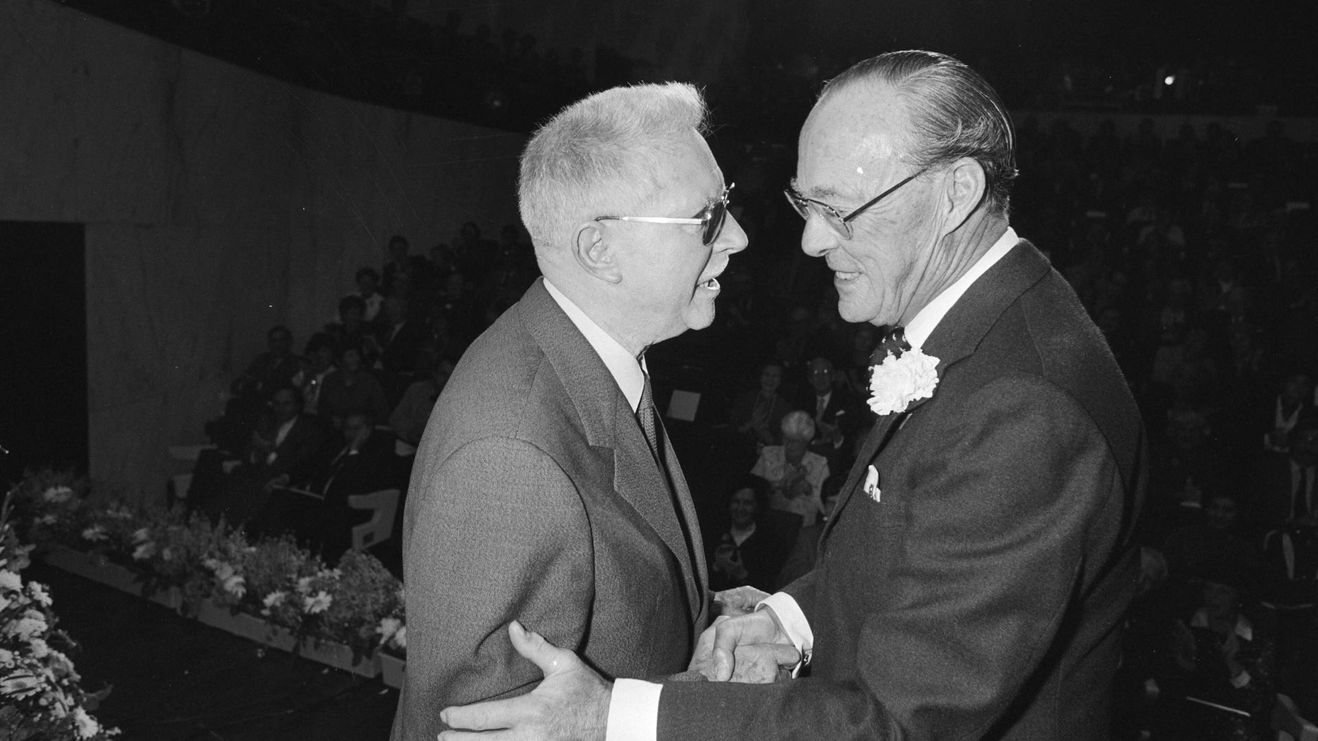 Jean Prouvé (links) ontvangt de Erasmusprijs van prins Bernhard (1981). Beeld Rob C. Croes via Nationaal Archief