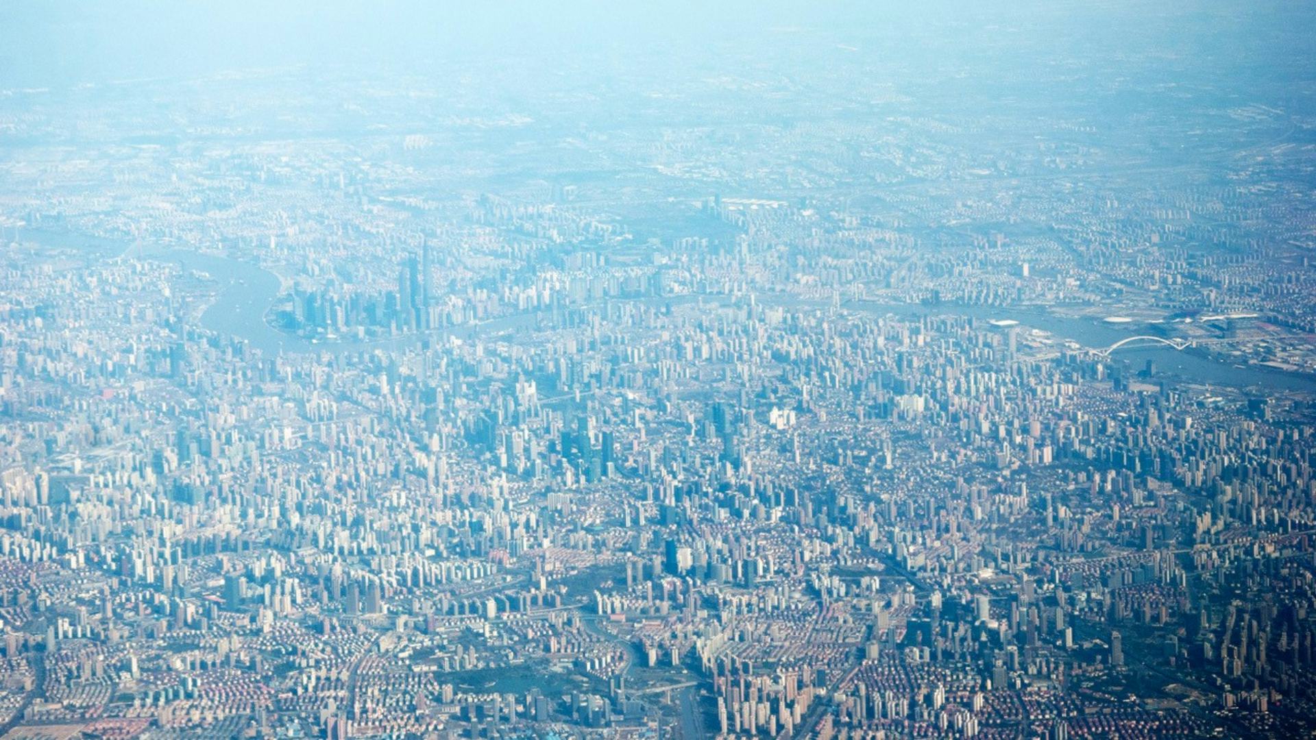 Shanghai, een van de dichtst bebouwde steden ter wereld. Beeld Daan Roggeveen
