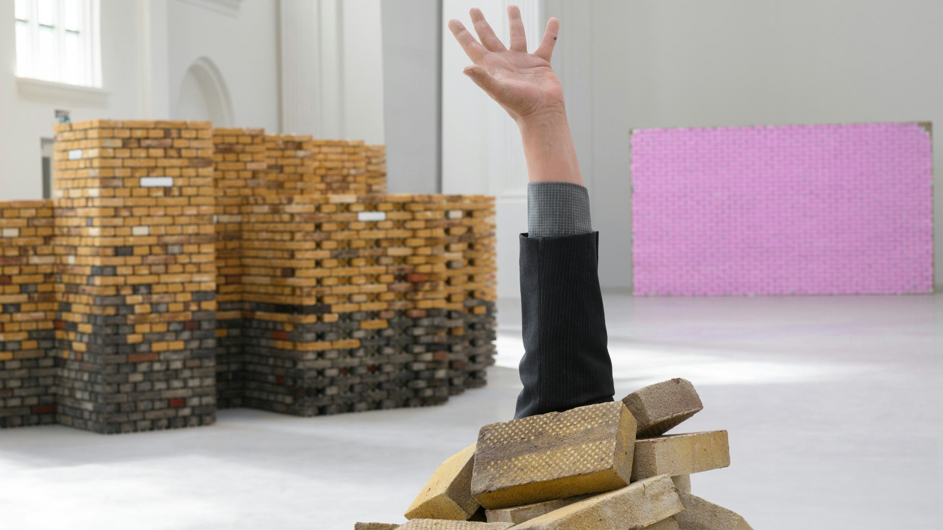 Zaaloverzicht Elleboogkerk met Koen Mulder & Ugo Rondinone, BAKSTEEN | BRICK, 2022. Beeld Mike Bink