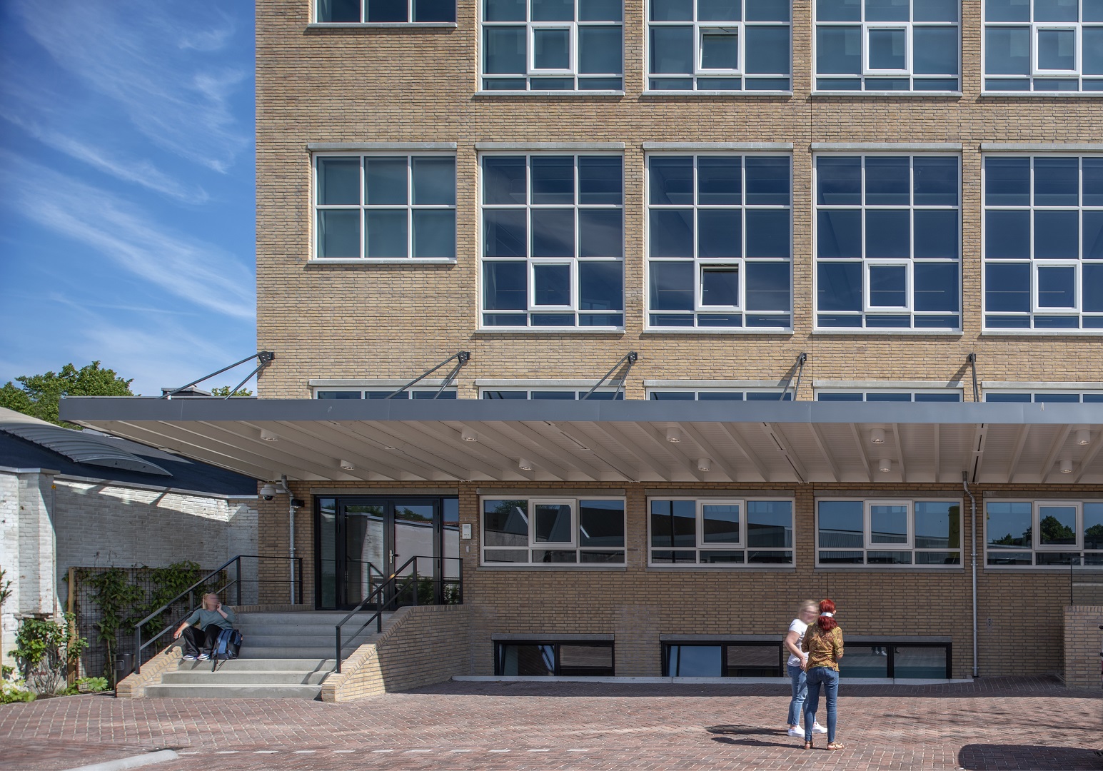 Exterieur met nieuwe luifel. 
Beeld Peter de Ruig