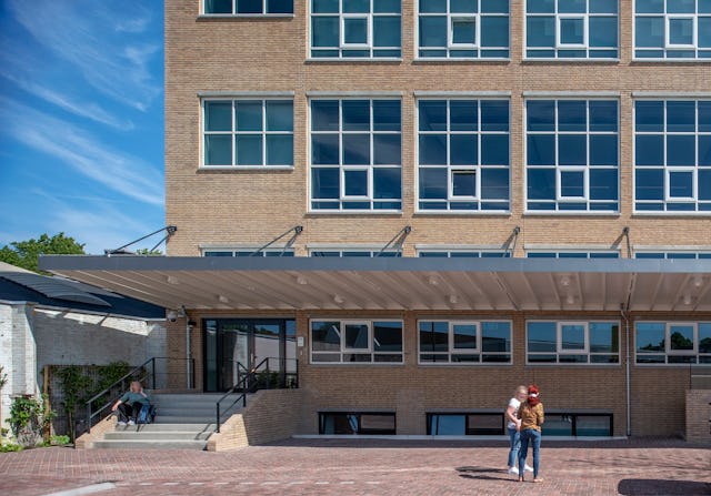 Exterieur met nieuwe luifel.
Beeld Peter de Ruig