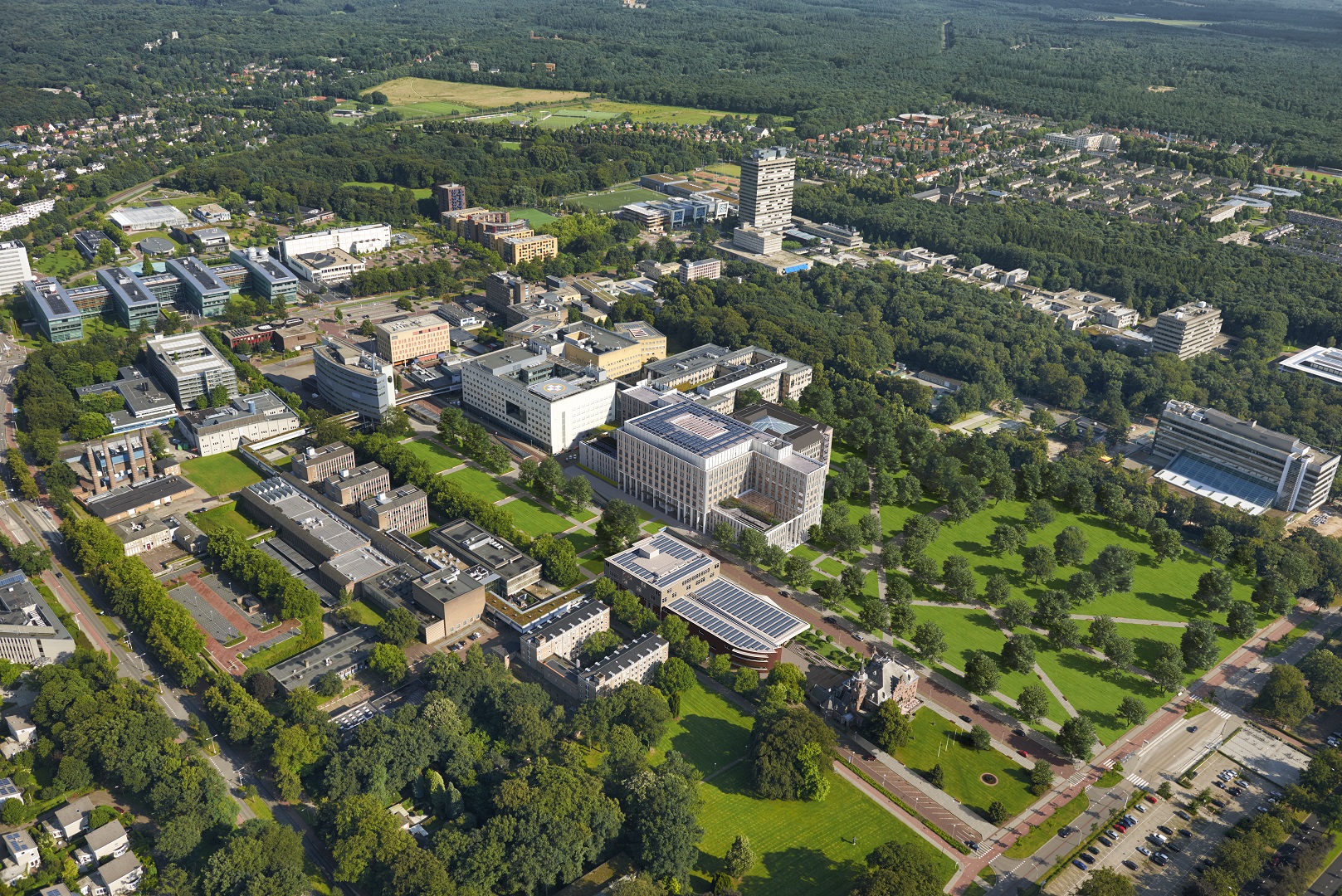 Het Radboudumc, Nijmegen.Het Radboudumc en Radboud Universiteit Nijmegen gezien vanaf de St. Annastraat en Kapittelweg. In de Voorgrond Huize Heyendael© 6 aug 2016  Marco van Middelkoop/Aerophoto-Schiphol 