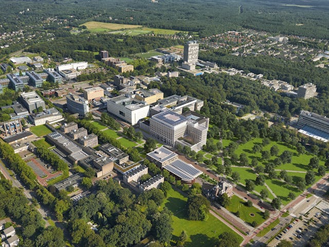 Het Radboudumc, Nijmegen.
Het Radboudumc en Radboud Universiteit Nijmegen gezien vanaf de St. Annastraat en Kapittelweg. In de Voorgrond Huize Heyendael
© 6 aug 2016 Marco van Middelkoop/Aerophoto-Schiphol