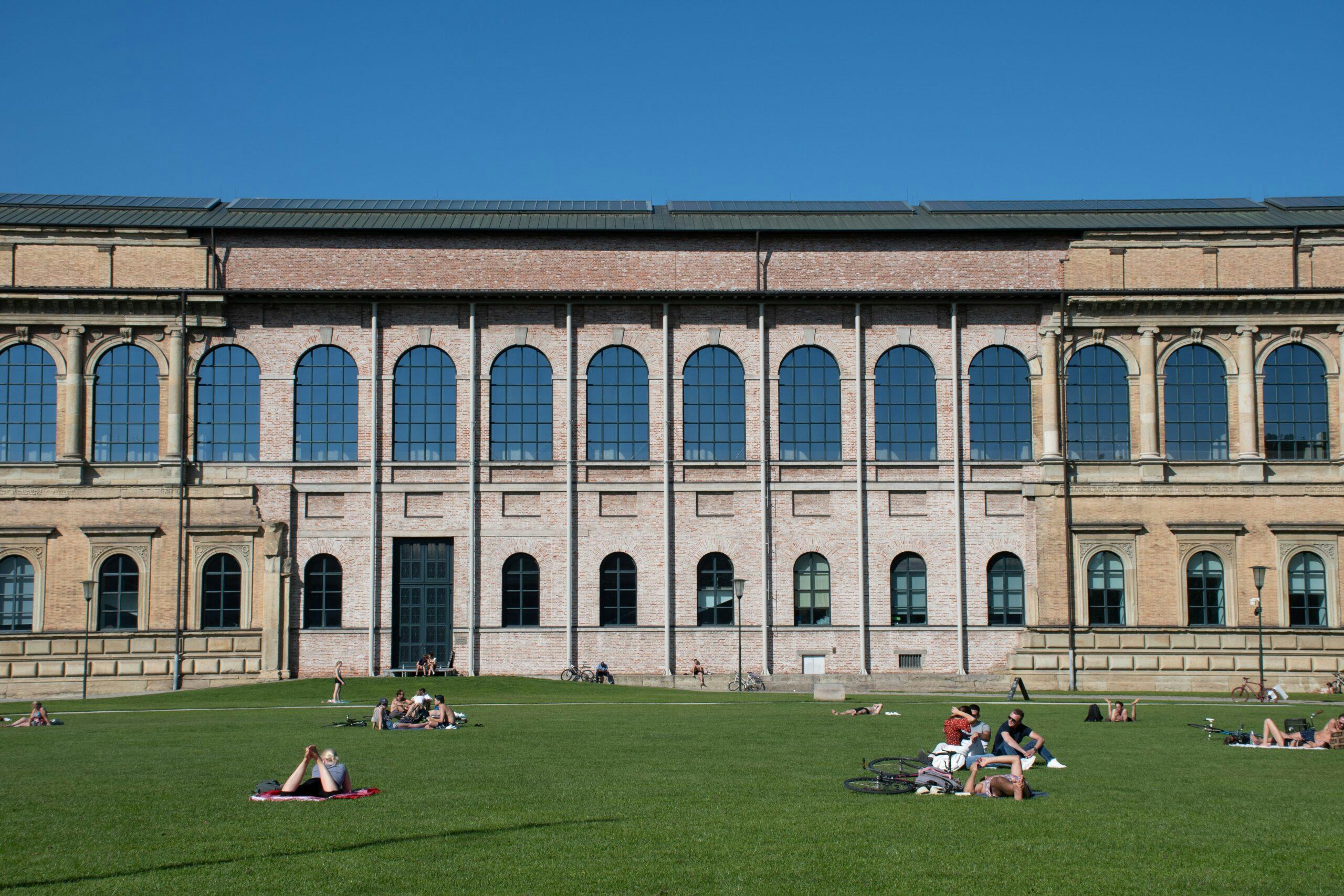 Gevel van de Alte Pinakothek in München. Restauratie door Hans Döllgast. Beeld Shutterstock