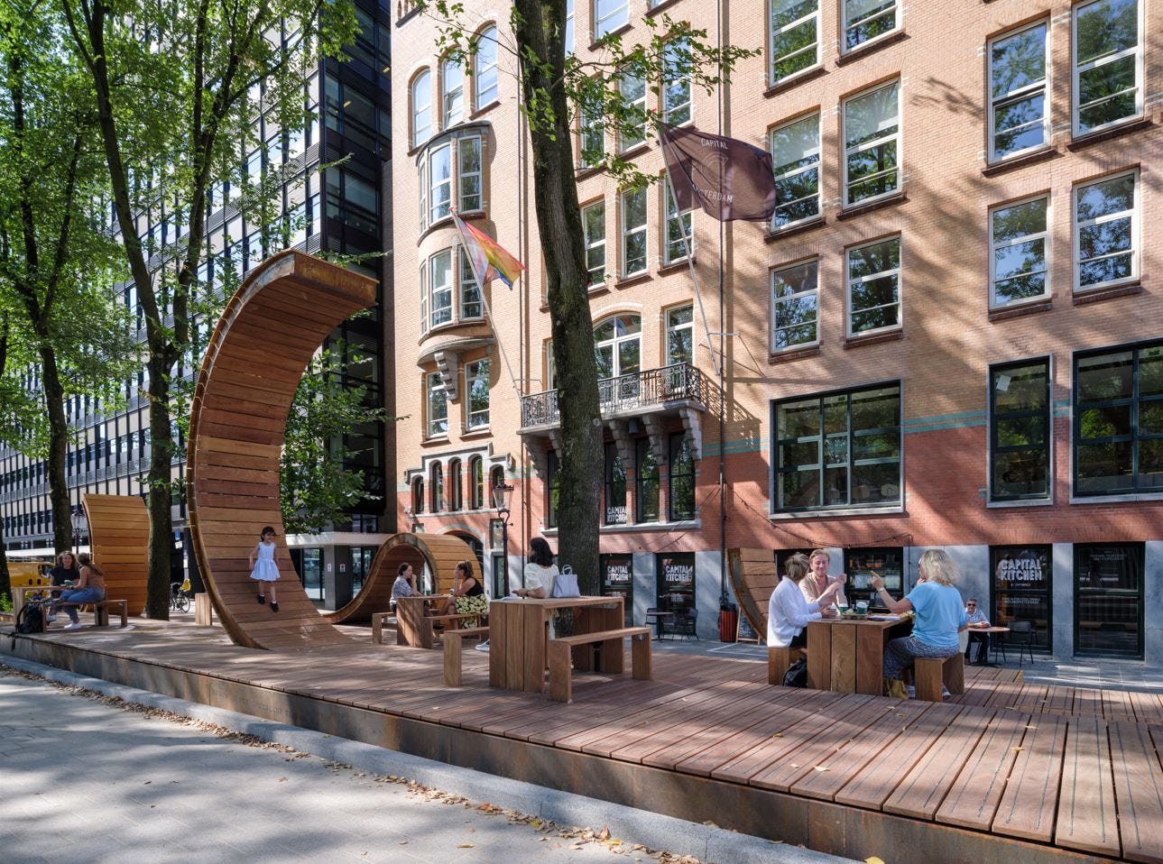 Peel Plaza aan het Weesperplein. Beeld Ossip van Duivenbode