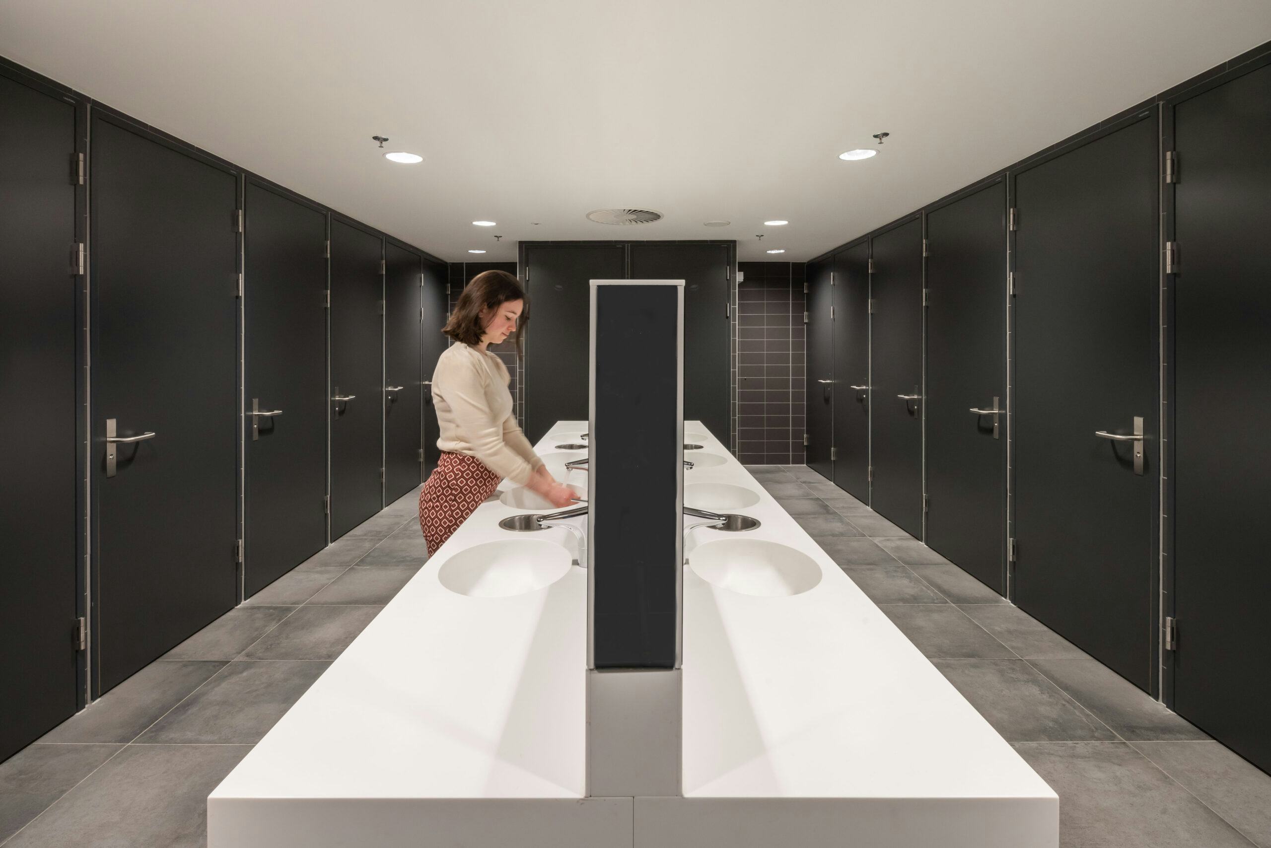 Damestoiletten in Amare, Den Haag, door JCAU en NOAHH. Foto © NOAHH | Katja Effting