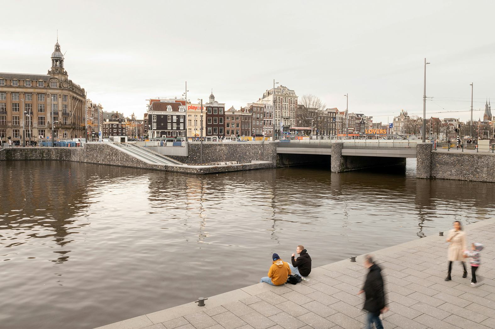 De ingang en het dak van de fietsenstalling ontworpen door wUrck. Rondom het water kunnen mensen op de kade zitten. beeld Aiste Rakauskaite Photography