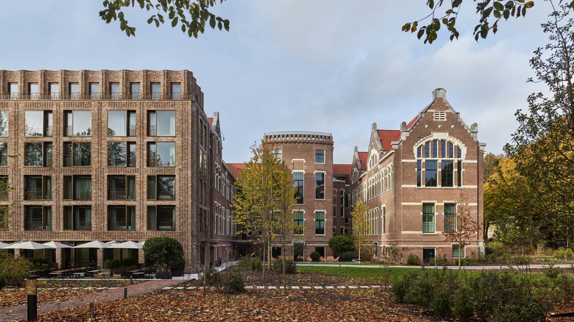 Zicht vanuit het park richting het gebouw en de uitbreiding. Beeld Stefan Müller
.