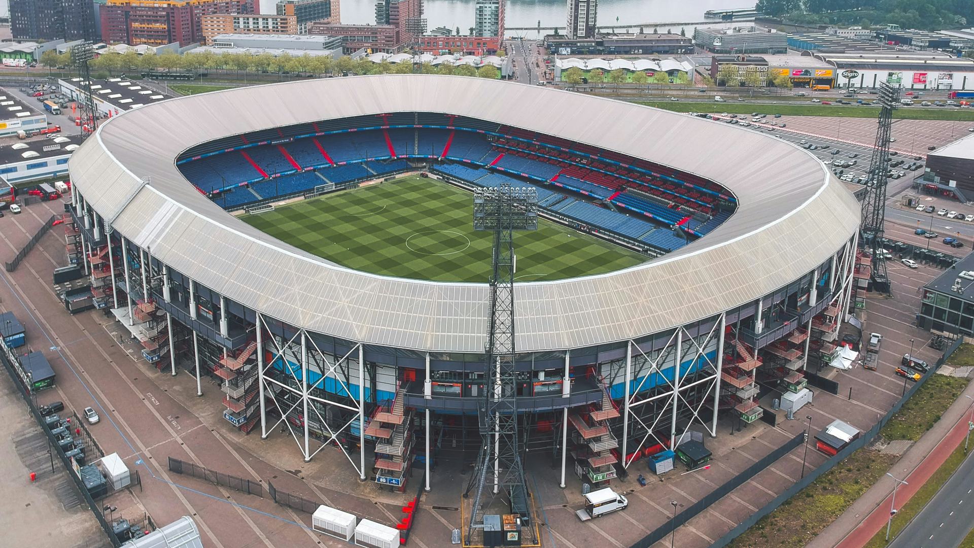 Feyenoord speelt de komende tien jaar nog in de Kuip. Maar er zijn wel nieuwe plannen voor woningbouw. Beeld Shutterstock