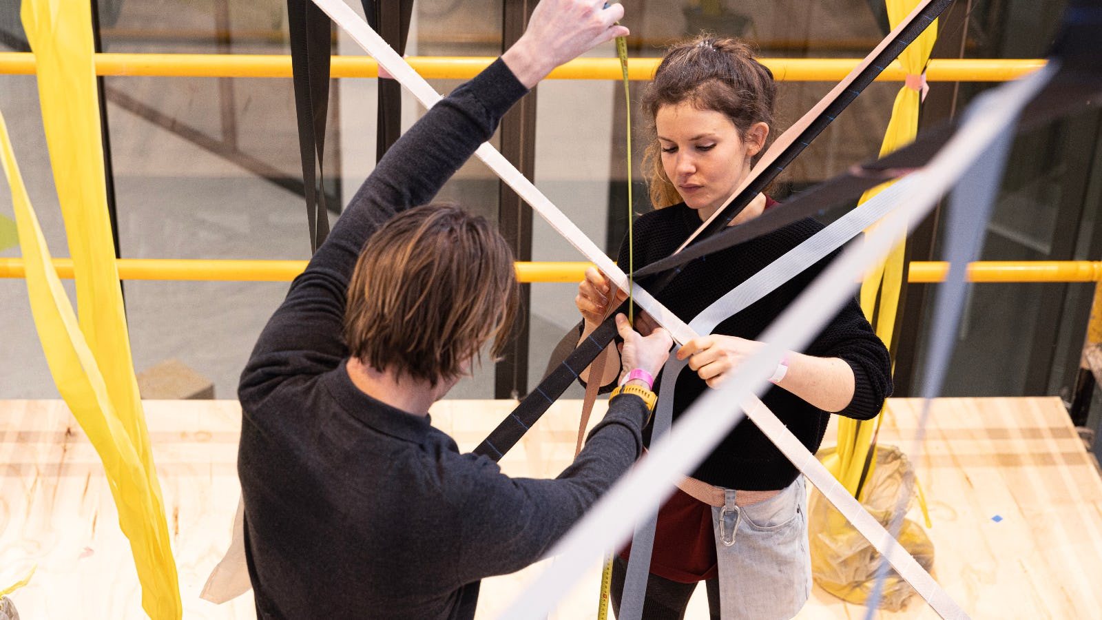 Team Jongeriuslab installeert het skelet kettingdraden. Beeld TU/e