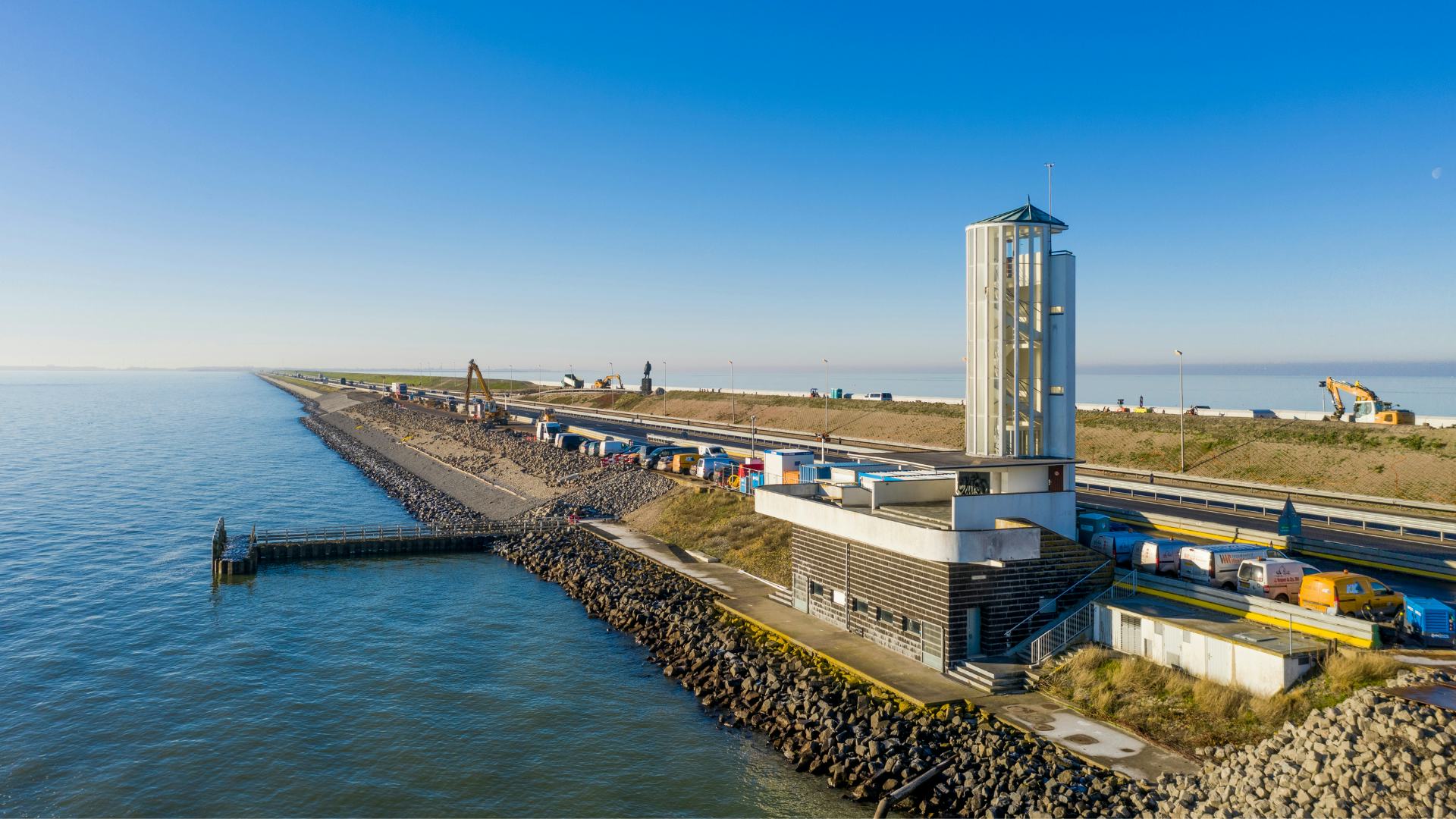 Het Vlietermonument bevindt zich precies op de plek waar in 1932 de Afsluitdijk werd gedicht. Beeld Rijkswaterstaat