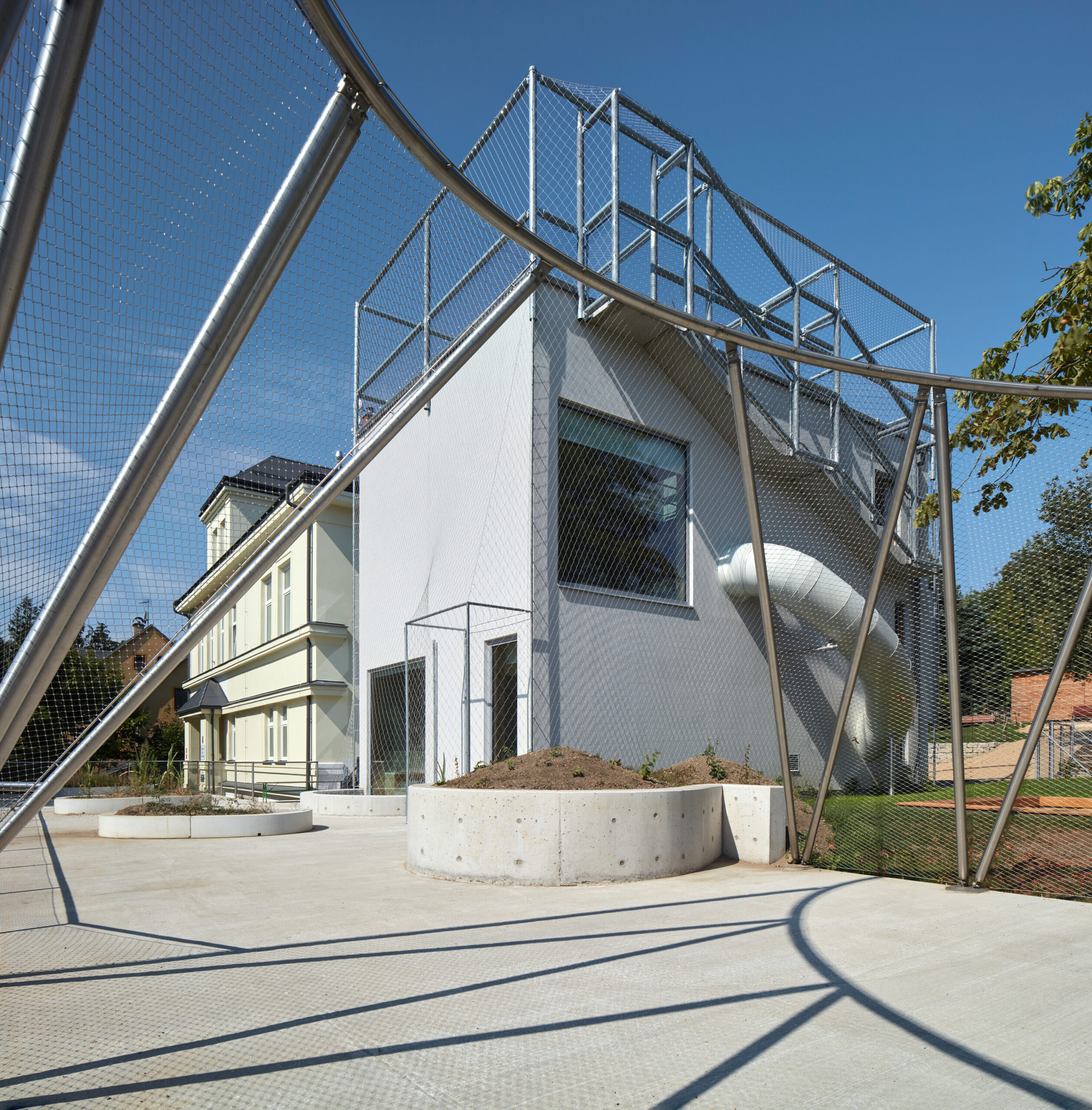 Montessori kleuterschool door Mjölk architekti en Projektový atelier David. Beeld: BoysPlayNice