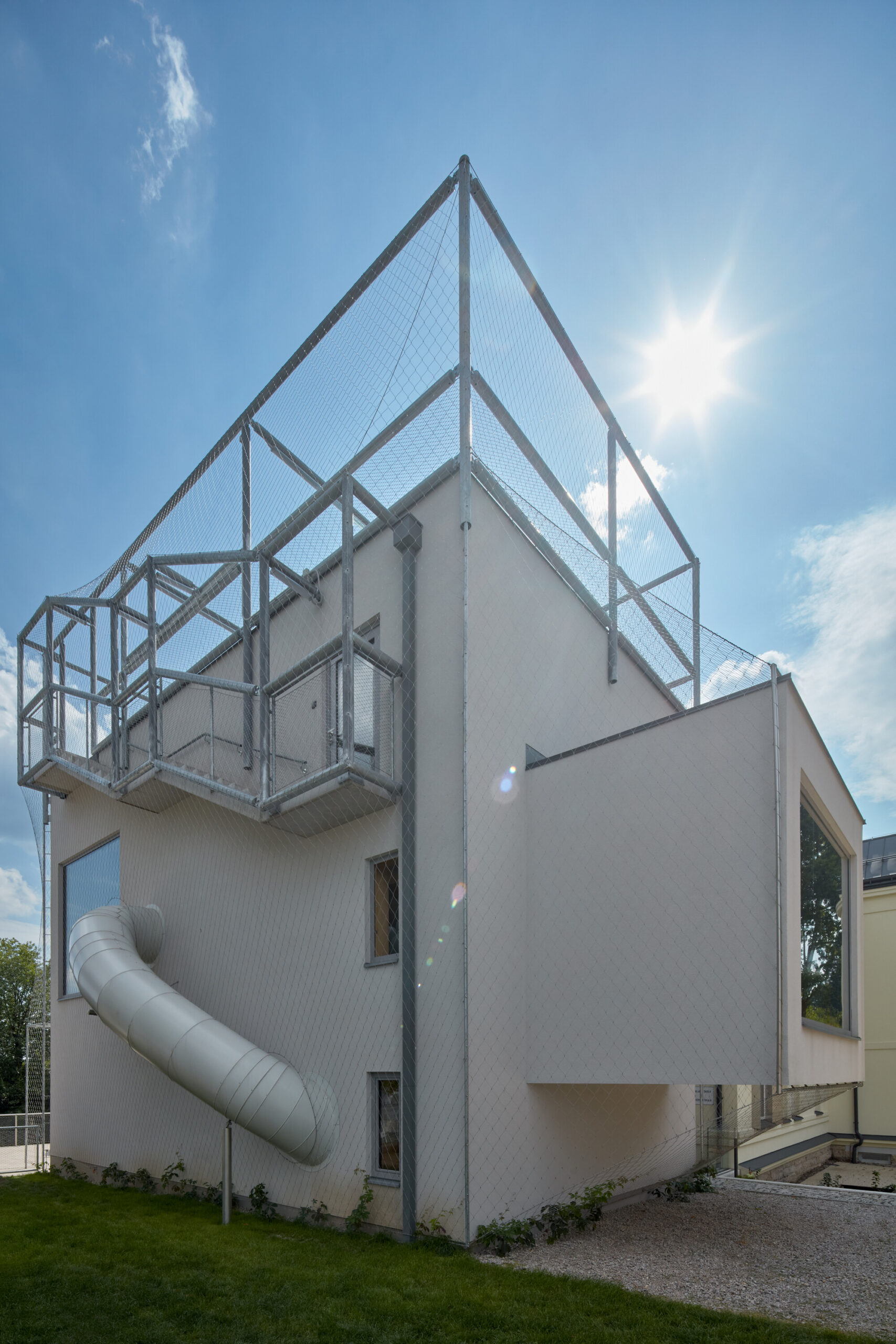 Montessori kleuterschool door Mjölk architekti en Projektový atelier David. Beeld: BoysPlayNice