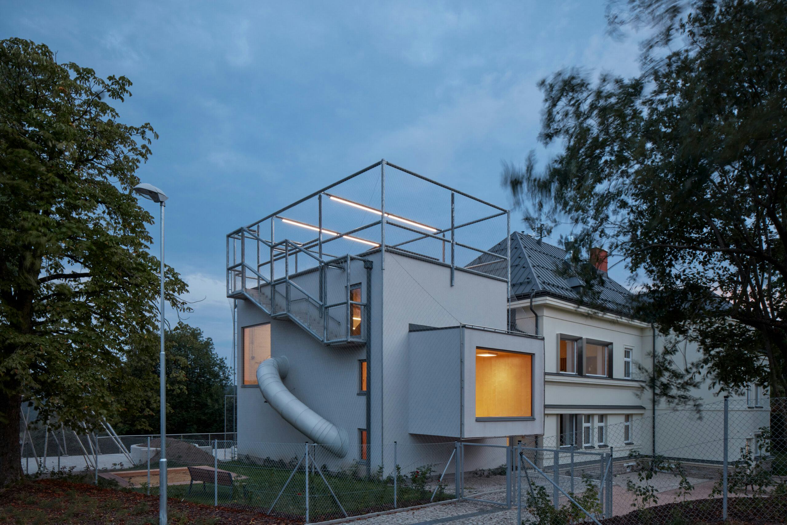 Montessori kleuterschool door Mjölk architekti en Projektový atelier David. Beeld: BoysPlayNice