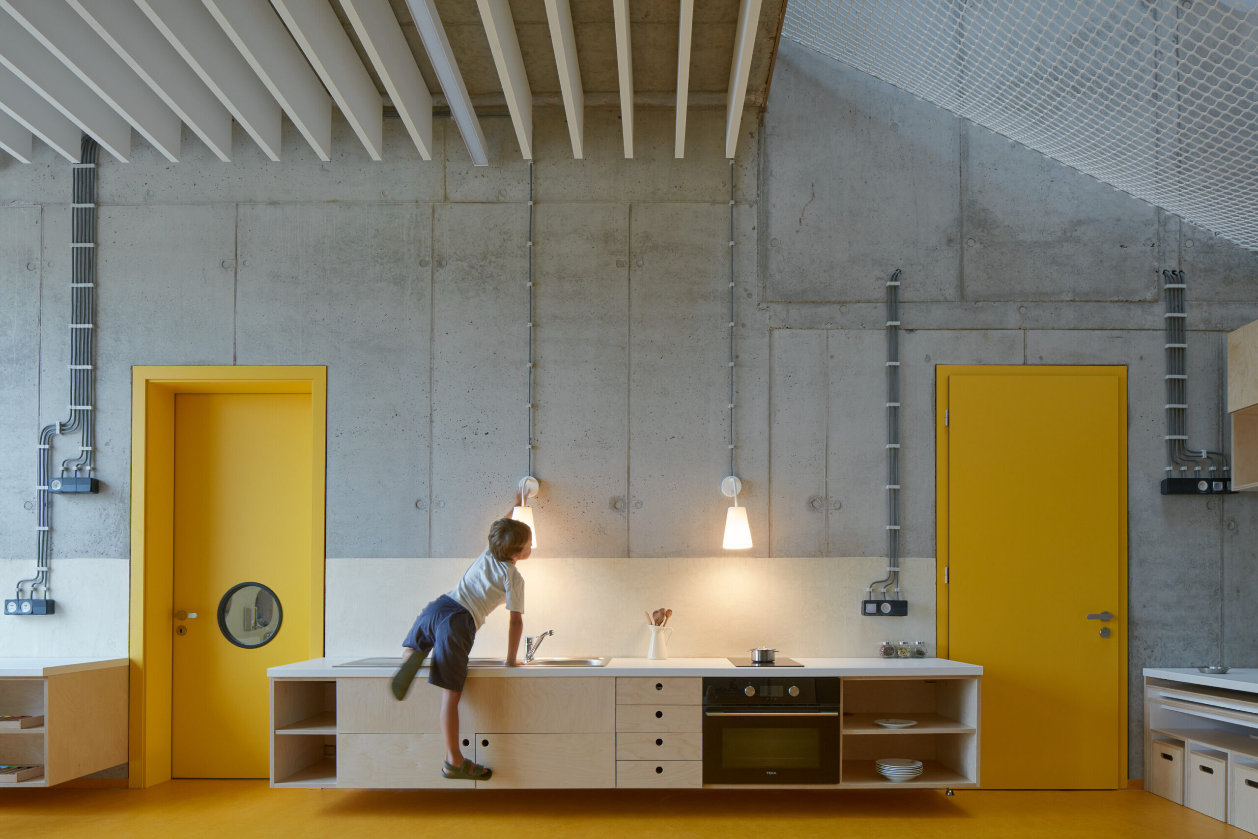 Montessori kleuterschool door Mjölk architekti en Projektový atelier David. Beeld: BoysPlayNice