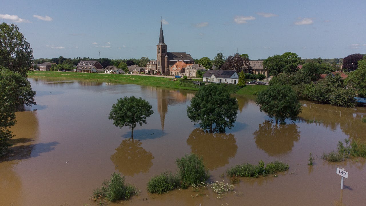 Overstroming van de Maas bij Appeltern. Beeld Shutterstock