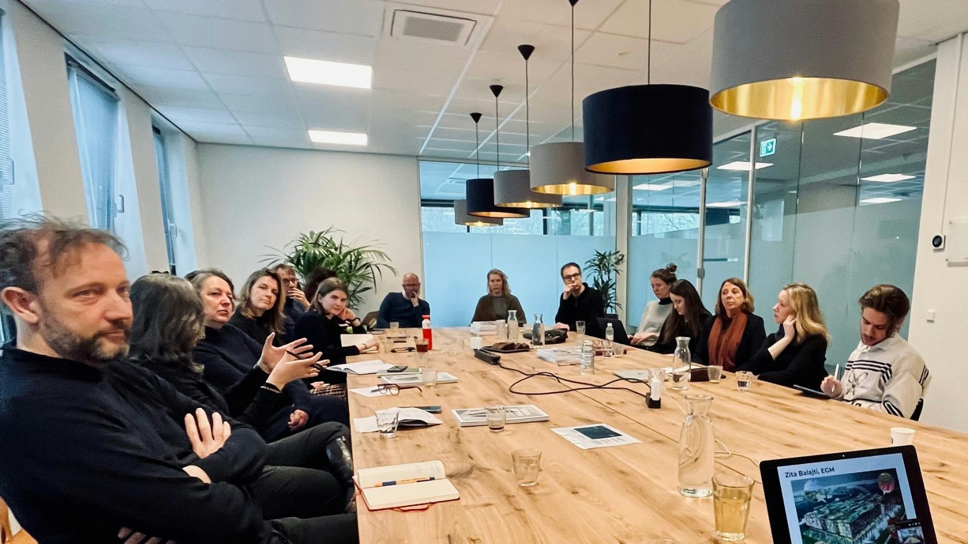 Foto van de thematafel op 7 maart