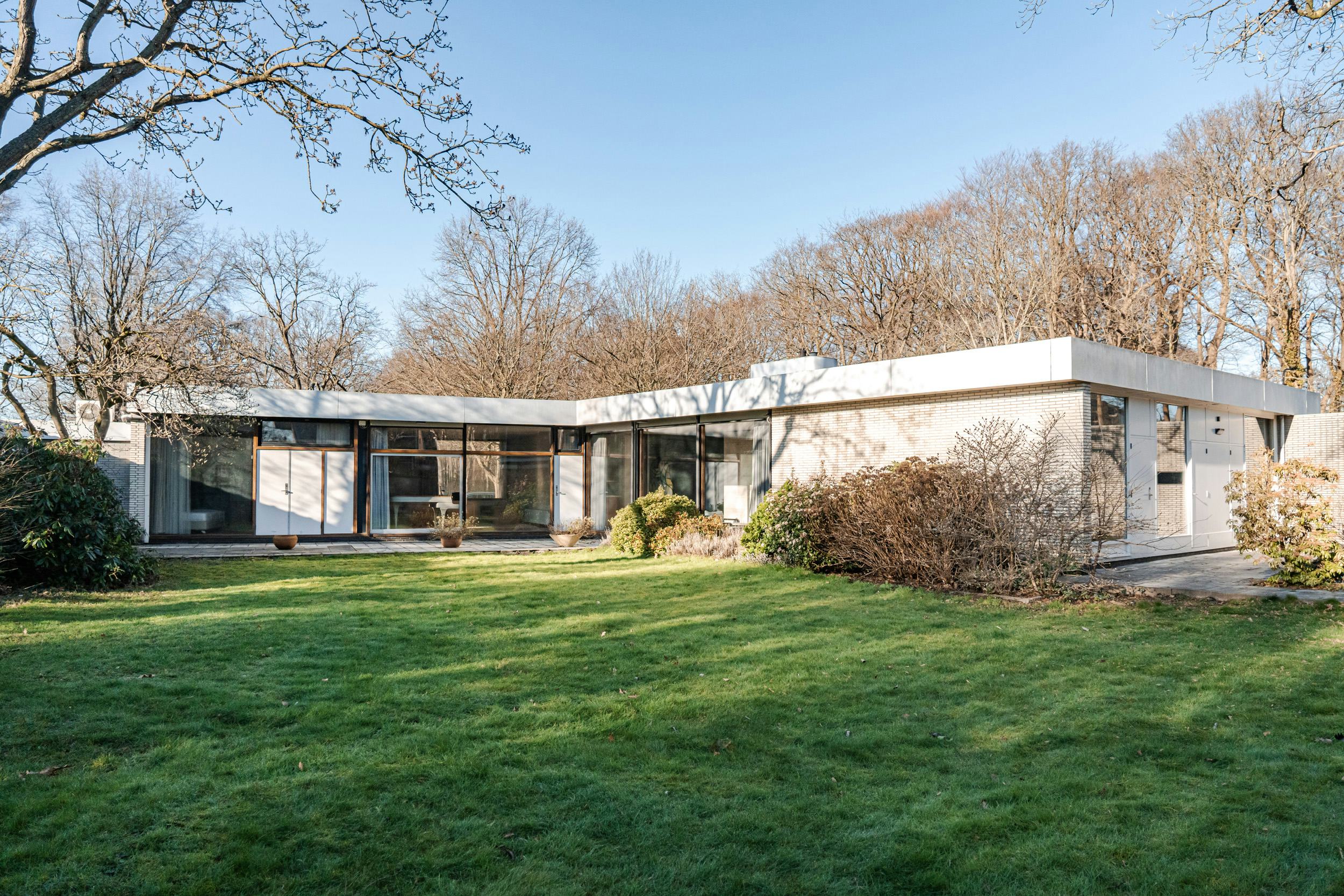 Een van de meest bijzondere villa's in Voorschoten is nu te koop