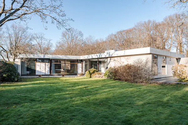 Een van de meest bijzondere villa's in Voorschoten is nu te koop