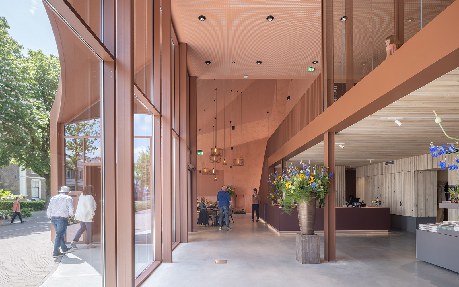 Entree, kassa, bar en museumcafé. Beeld Ossip van Duivenbode