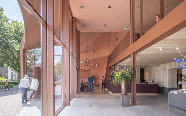 Entree, kassa, bar en museumcafé. Beeld Ossip van Duivenbode