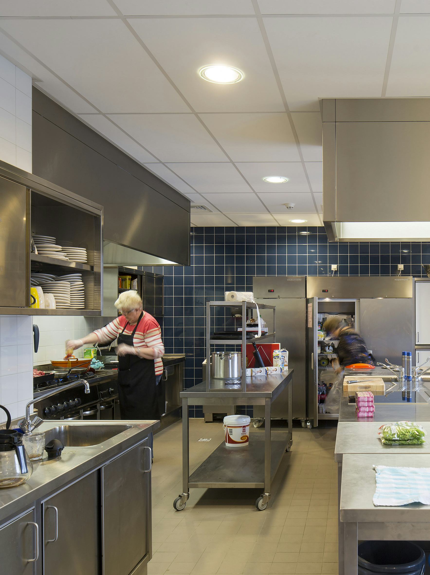 Ouderen uit de Haagse Rivierenwijk koken ’s avonds een gezamenlijke maaltijd in Kindcentrum O3. Beeld Luuk Kramer
