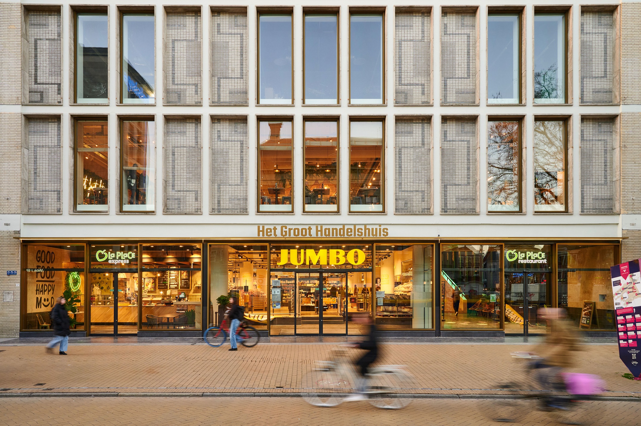 Veel Groningers zullen niet direct zien wat er aan de gevel van het
oude V&D-gebouw veranderd is. Foto: Ronald Zijlstra