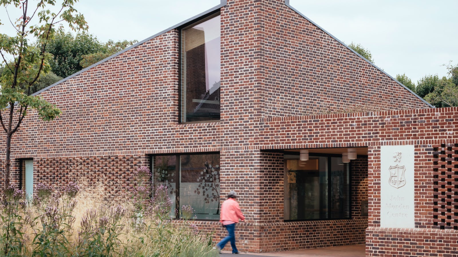 De entree van het nieuwe deel van het John Morden Centre in Londen. Beeld Jim Stephenson