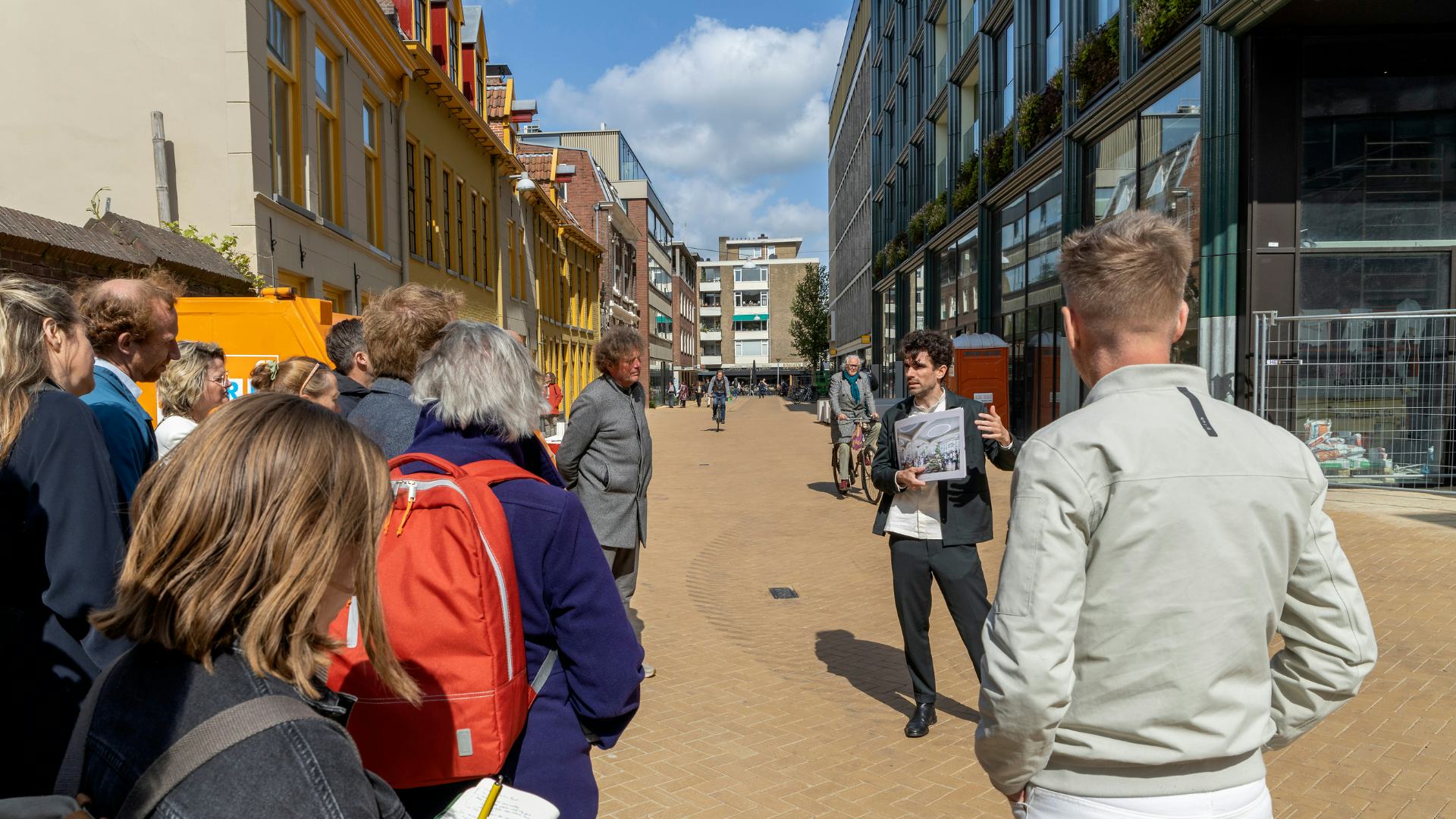 Projectbezoek van de Architect aan de Rode Weeshuisstraat. Beeld Annemieke Boreas, Eyesmile Fotografie