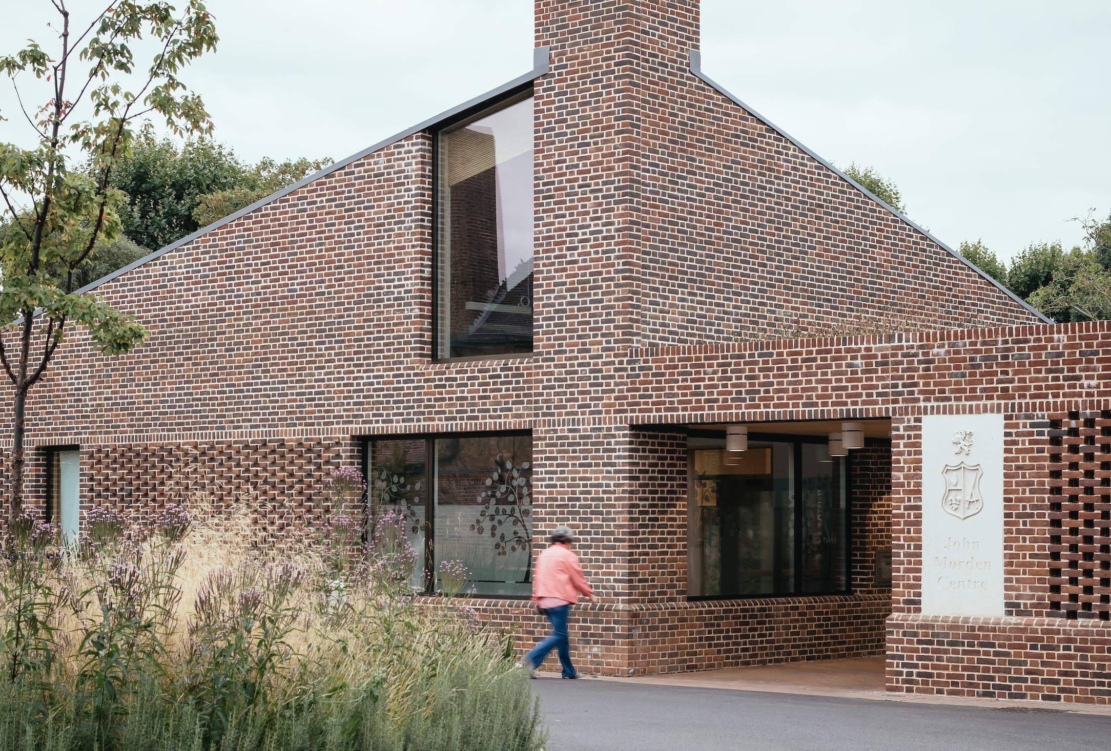 De entree van het nieuwe deel van het John Morden Centre in Londen. Beeld Jim Stephenson