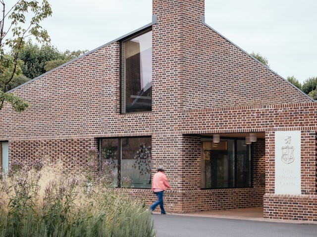 De entree van het nieuwe deel van het John Morden Centre in Londen. Beeld Jim Stephenson