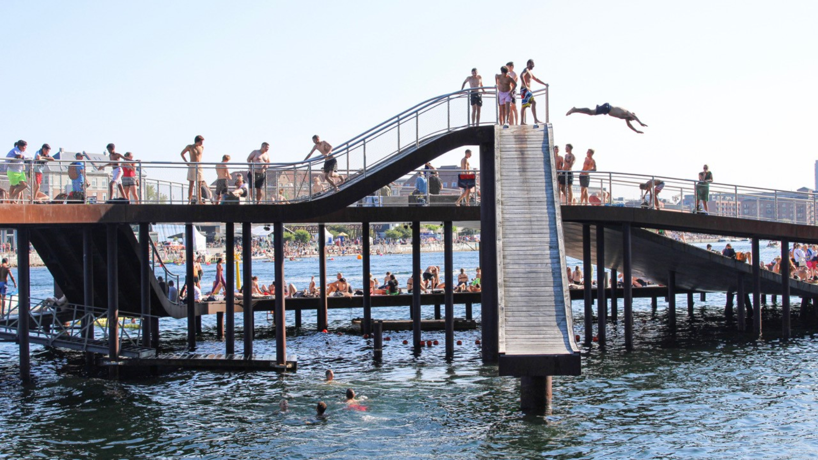 Kalvebod Bølge (2013), een brug, zon- en zwemplek ineen tegenover havenbad Islands Brygge, ontworpen door JDS Architects en Urban Agency. Foto Irati Ventoso Cenzano / Shutterstock