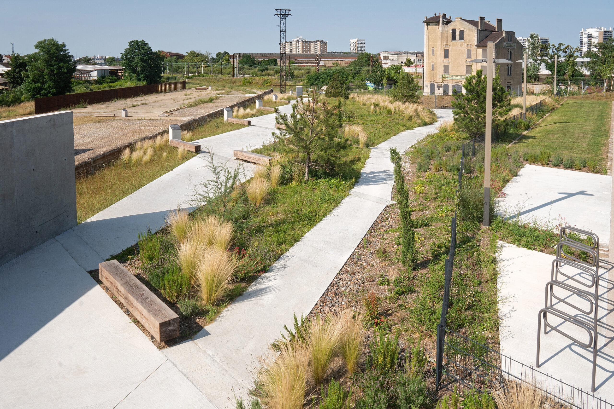 Parkeergelegenheid voor auto's en fietsen. Beeld Karolina Samborska