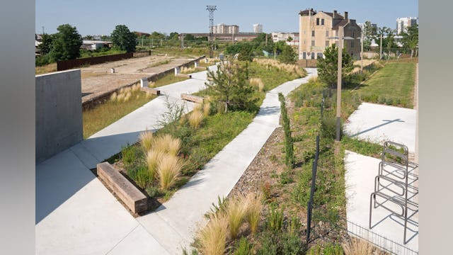 Parkeergelegenheid voor auto's en fietsen. Beeld Karolina Samborska