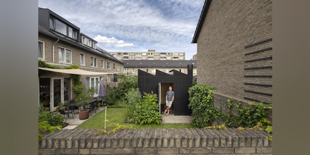 Het tuinkantoor van fotograaf Rufus de Vries in Amersfoort, ontworpen door Pieter Graaff (Open Kaart). Beeld Frank Hanswijk