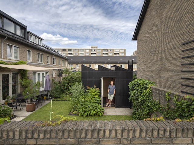 Het tuinkantoor van fotograaf Rufus de Vries in Amersfoort, ontworpen door Pieter Graaff (Open Kaart). Beeld Frank Hanswijk