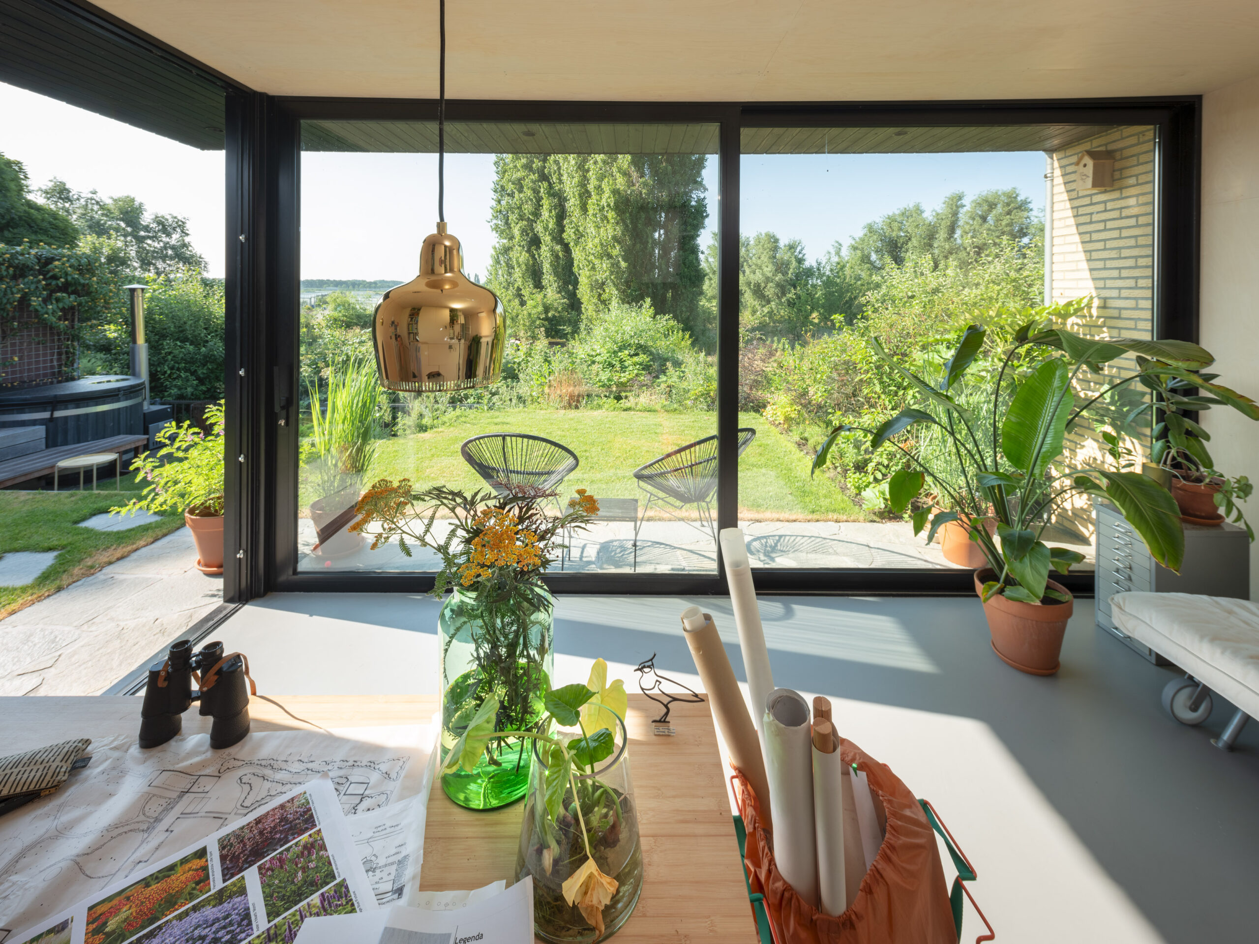 Interieur van Mirella Schouts tuinstudio. Beeld Frank Hanswijk
