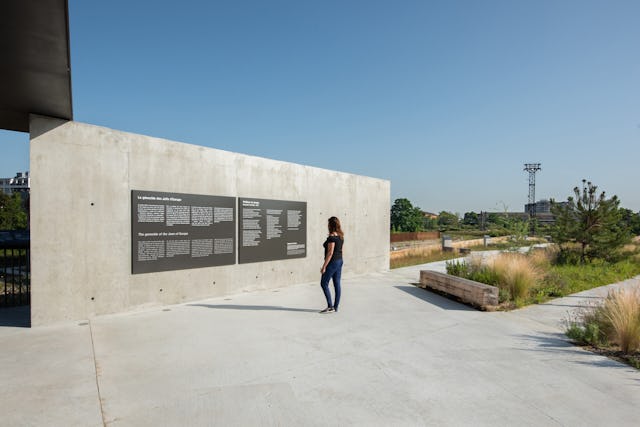 Bezoekersinformatie op het nieuwe entreegebouw. Beeld Karolina Samborska