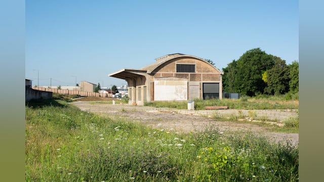 Het stationsgebouw vanwaar de konvooien startten. Beeld Karolina Samborska