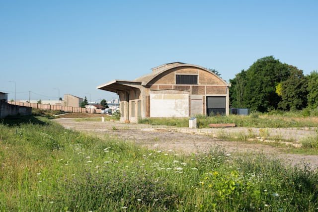 Het stationsgebouw vanwaar de konvooien startten. Beeld Karolina Samborska
