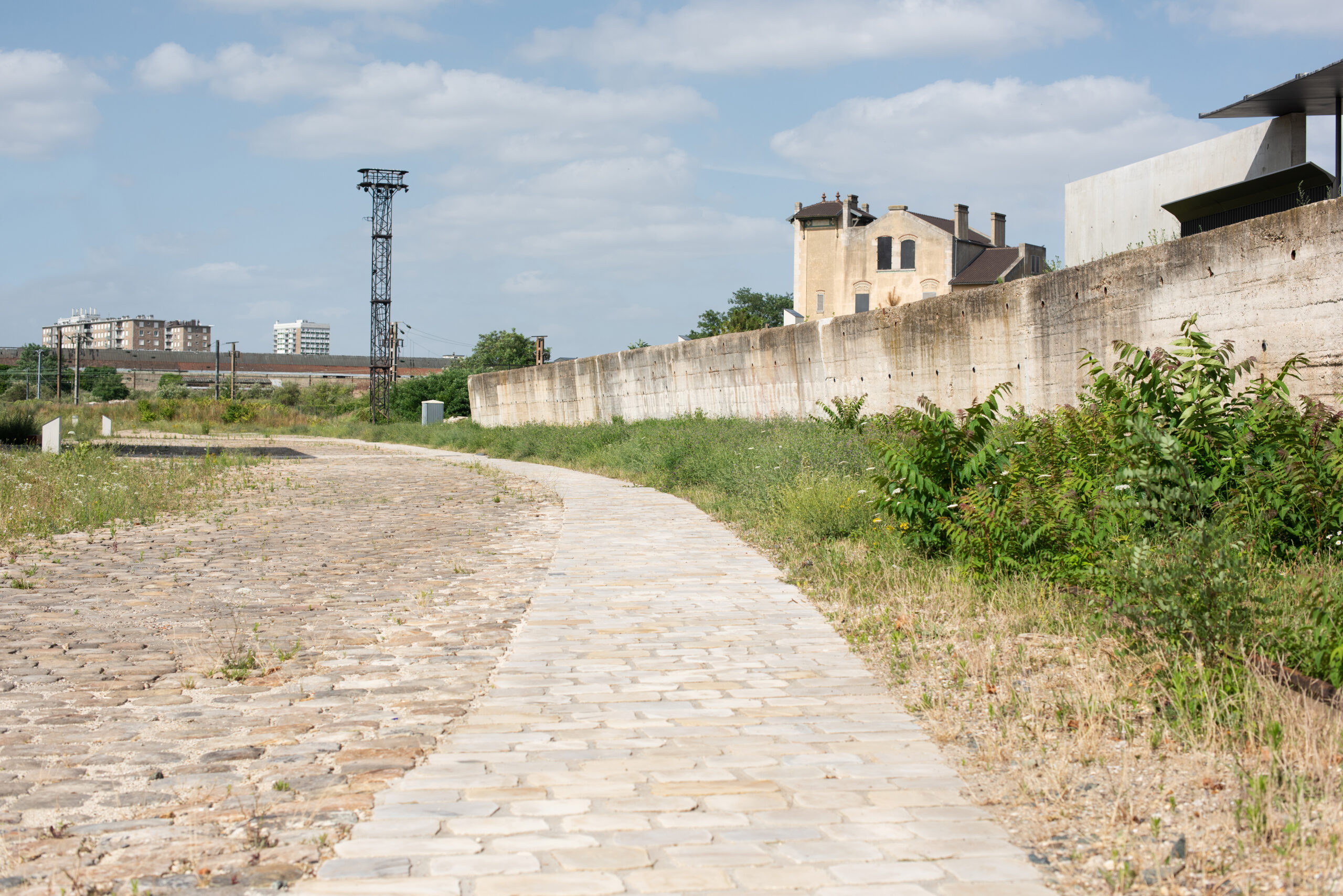 Zicht op de betonnen muur. Beeld Karolina Samborska